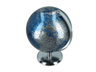 Kleine decoratieve wereldbol in blauw-zilveren kleurstelling met mogelijkheid tot personalisatie met gravure, ideaal als cadeau, hoogte 20 cm, elegante decoratie voor de woonkamer met geografische namen in het Engels en Chinees.