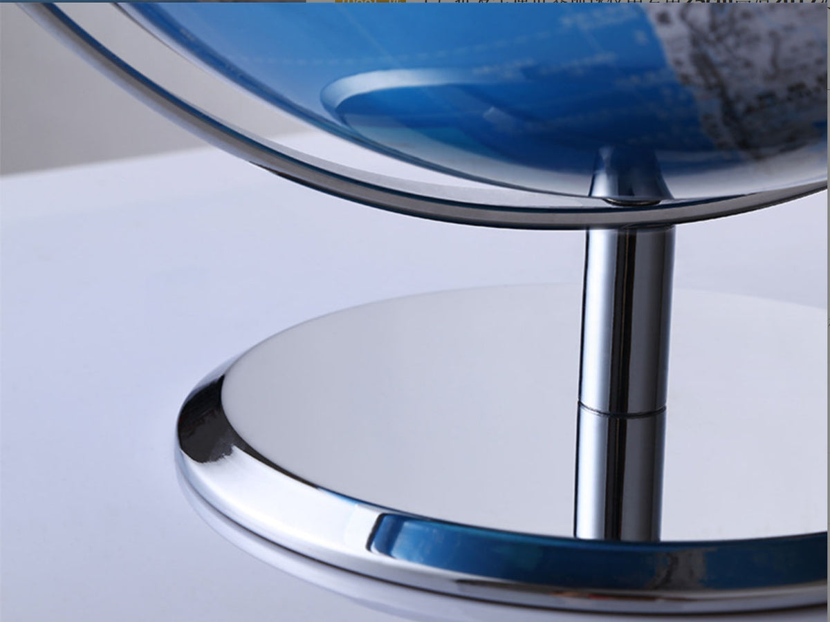 Kleine decoratieve wereldbol in blauw-zilveren kleurstelling met mogelijkheid tot personalisatie met gravure, ideaal als cadeau, hoogte 20 cm, elegante decoratie voor de woonkamer met geografische namen in het Engels en Chinees.