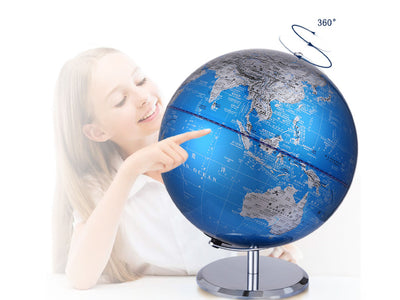 Kleine decoratieve wereldbol in blauw-zilveren kleurstelling met mogelijkheid tot personalisatie met gravure, ideaal als cadeau, hoogte 20 cm, elegante decoratie voor de woonkamer met geografische namen in het Engels en Chinees.