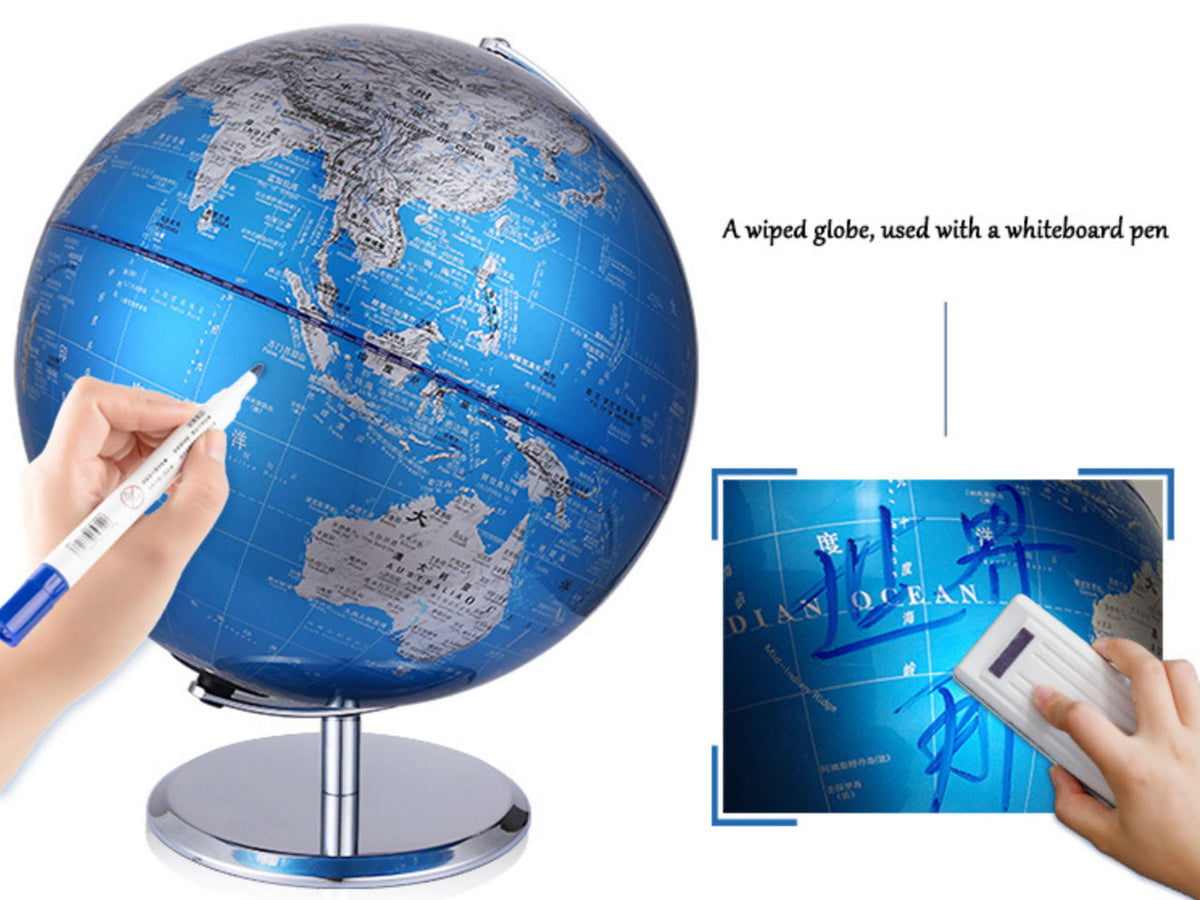 Kleine decoratieve wereldbol in blauw-zilveren kleurstelling met mogelijkheid tot personalisatie met gravure, ideaal als cadeau, hoogte 20 cm, elegante decoratie voor de woonkamer met geografische namen in het Engels en Chinees.