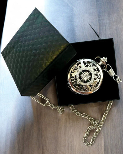 Zakkompas Zilver in Retro Stijl met Opengewerkt Patroon – Elegant en Praktisch. Gravure