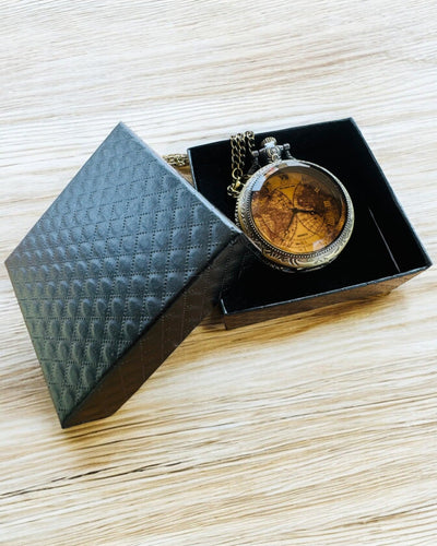 Klassieke Kwarts Zakhorloge met Wereldkaart – Vintage Stijl Hanger met Ketting voor Haar en Hem, gravure