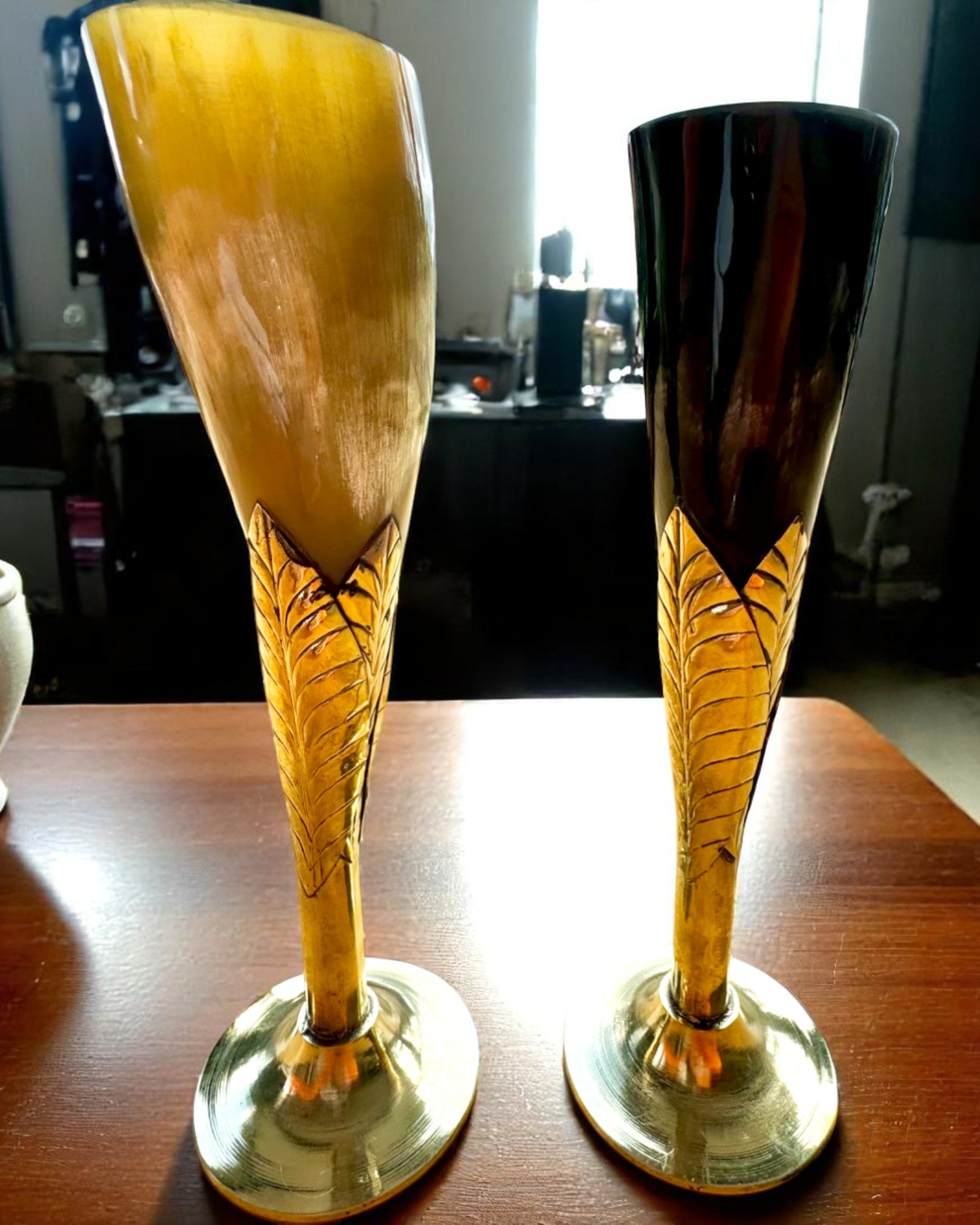 Glas „De Geest van het Ambacht” van buffelhoorn en messing – met de hand vervaardigd in India, 22 cm, mogelijkheid tot personalisatie met gravure als cadeau