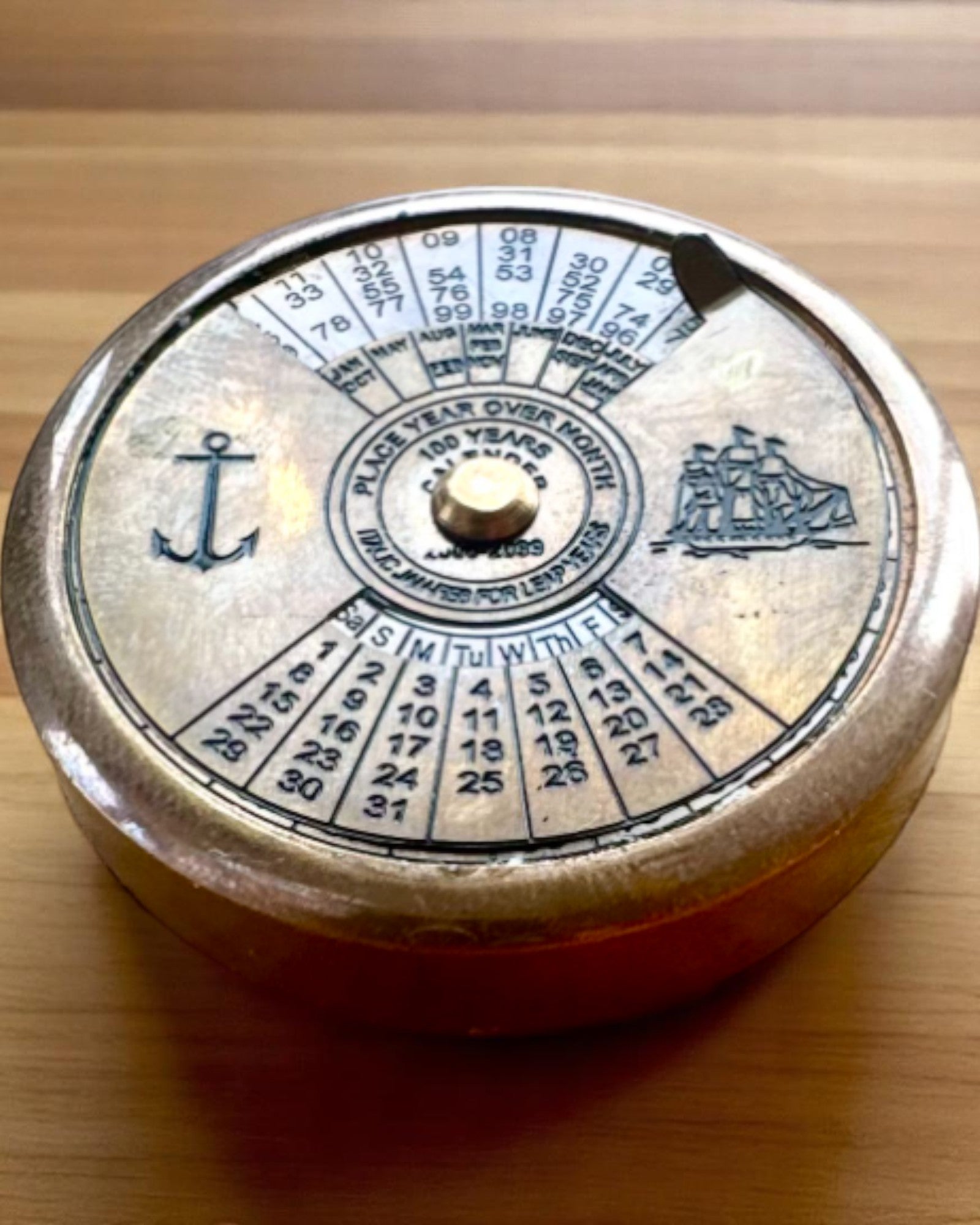 Mini Kapiteinskalender "Navigator" – messing decoratie met de ziel van de scheepvaart, optie voor gravure als cadeau, 5 cm in diameter