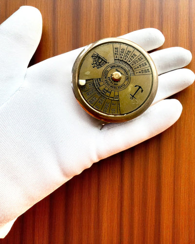 Mini Kapiteinskalender "Navigator" – messing decoratie met de ziel van de scheepvaart, optie voor gravure als cadeau, 5 cm in diameter