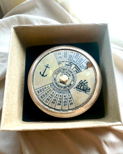 Mini Kapiteinskalender "Navigator" – messing decoratie met de ziel van de scheepvaart, optie voor gravure als cadeau, 5 cm in diameter