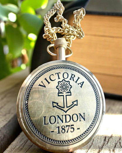 Zakhorloge "Victoria Crown" – Messing, Handgemaakt in India, 5 cm breed, Japans mechanisme, mogelijkheid tot personalisatie met gravure als cadeau