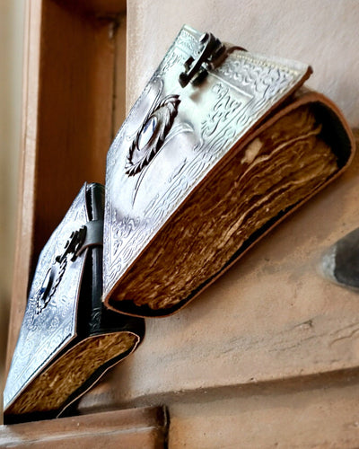 Premium Dagboek, Antiek ontwerp, Leren Notitieboek "Magische Kroniek" 200 pagina's, 2 varianten beschikbaar, personalisatie met gravure