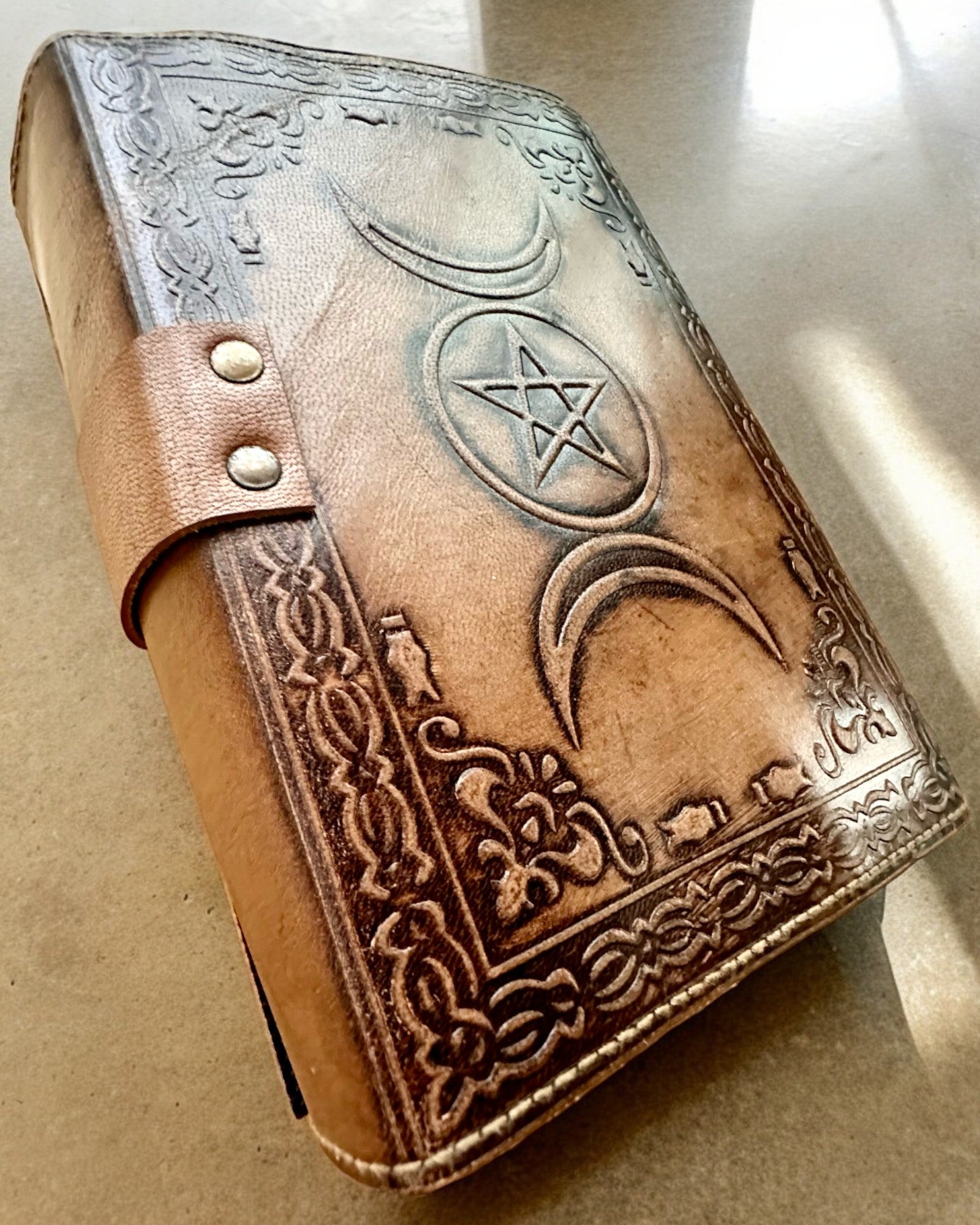 Premium Dagboek, Antiek ontwerp, Leren Notitieboek "Magische Kroniek" 200 pagina's, 2 varianten beschikbaar, personalisatie met gravure