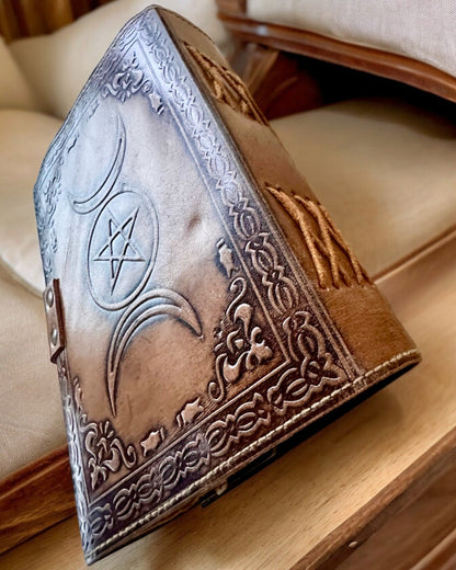 Premium Dagboek, Antiek ontwerp, Leren Notitieboek "Magische Kroniek" 200 pagina's, 2 varianten beschikbaar, personalisatie met gravure