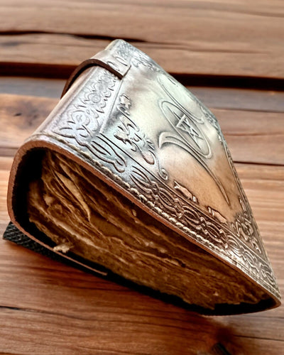 Premium Dagboek, Antiek ontwerp, Leren Notitieboek "Magische Kroniek" 200 pagina's, 2 varianten beschikbaar, personalisatie met gravure