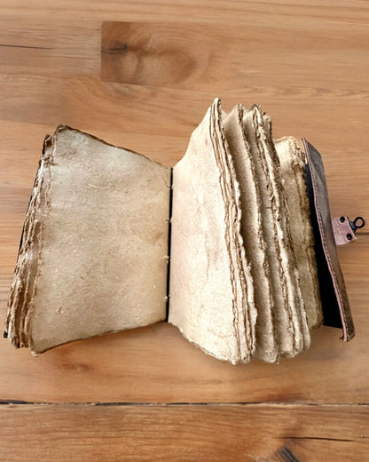 Premium Dagboek, Antiek ontwerp, Leren Notitieboek "Magische Kroniek" 200 pagina's, 2 varianten beschikbaar, personalisatie met gravure