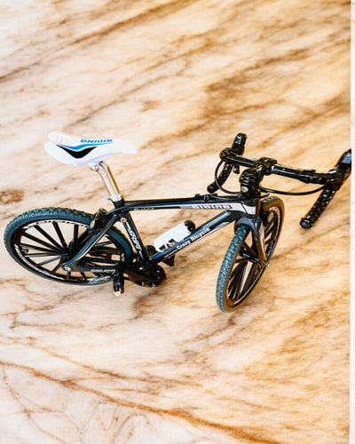 Miniatuur Metalen Model Rode Fiets "SpeedMaster" personalisatie met gravure als cadeau, 2 kleuropties