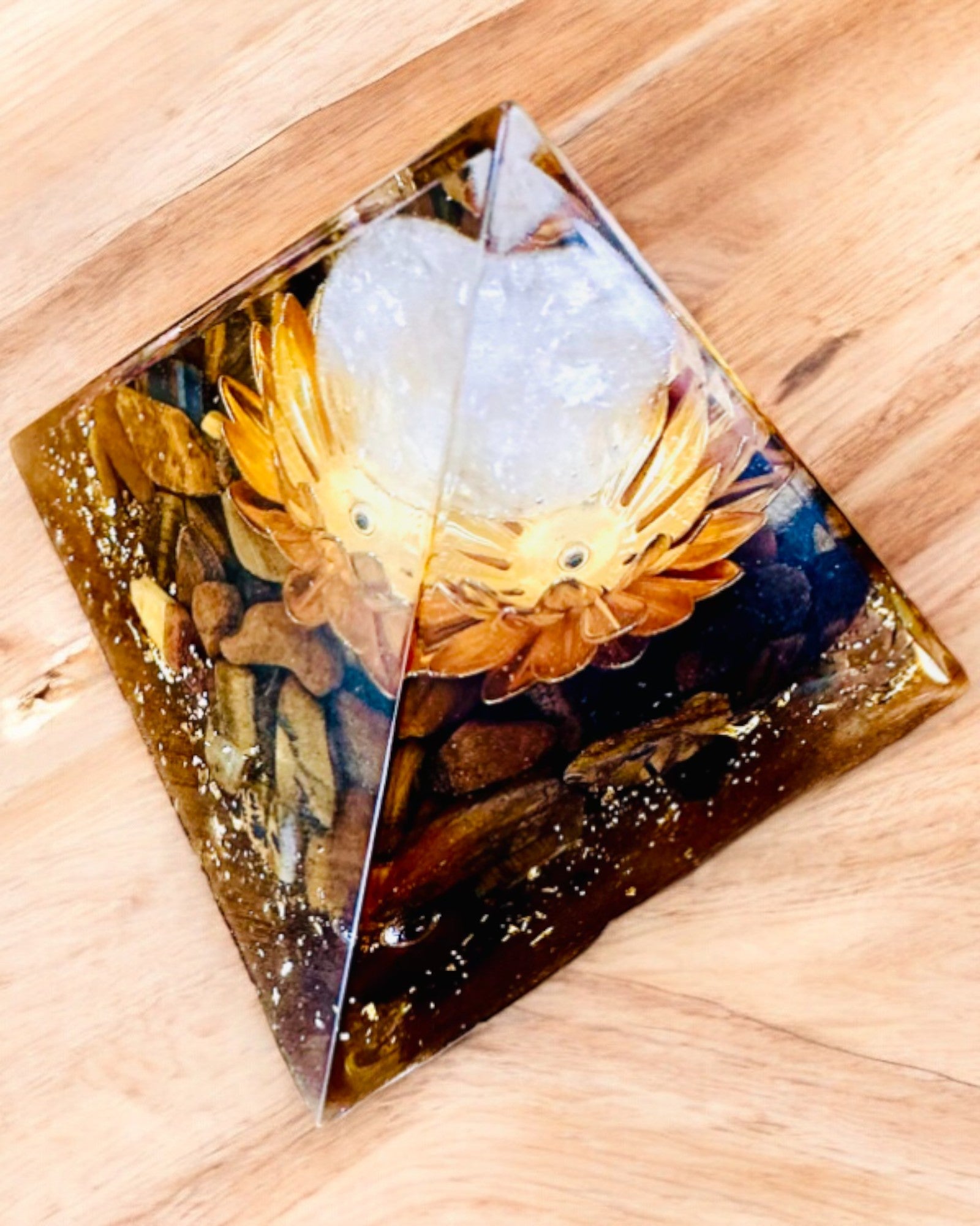 Kristallen Piramide van Welvaart Gelukkige Kristallen Bol, Tijgeroogsteen, Koperen Lotus