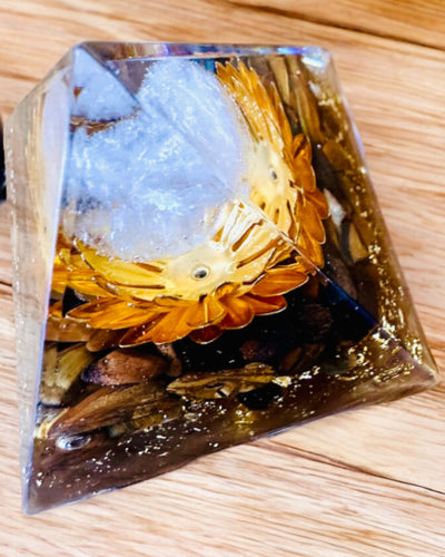 Kristallen Piramide van Welvaart Gelukkige Kristallen Bol, Tijgeroogsteen, Koperen Lotus