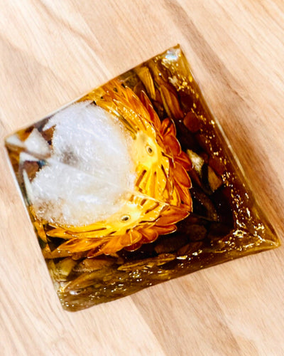 Kristallen Piramide van Welvaart Gelukkige Kristallen Bol, Tijgeroogsteen, Koperen Lotus