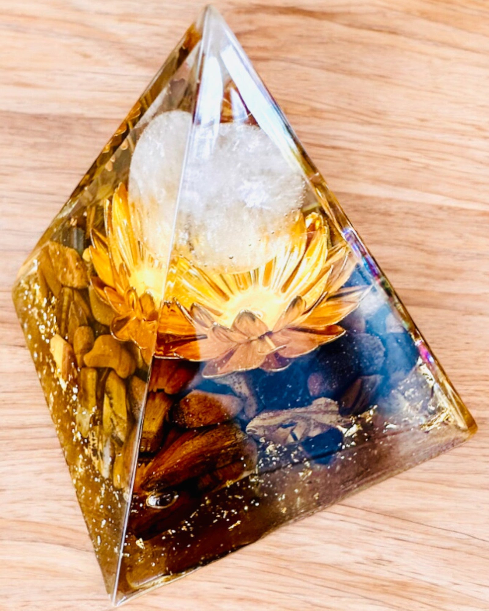 Kristallen Piramide van Welvaart Gelukkige Kristallen Bol, Tijgeroogsteen, Koperen Lotus