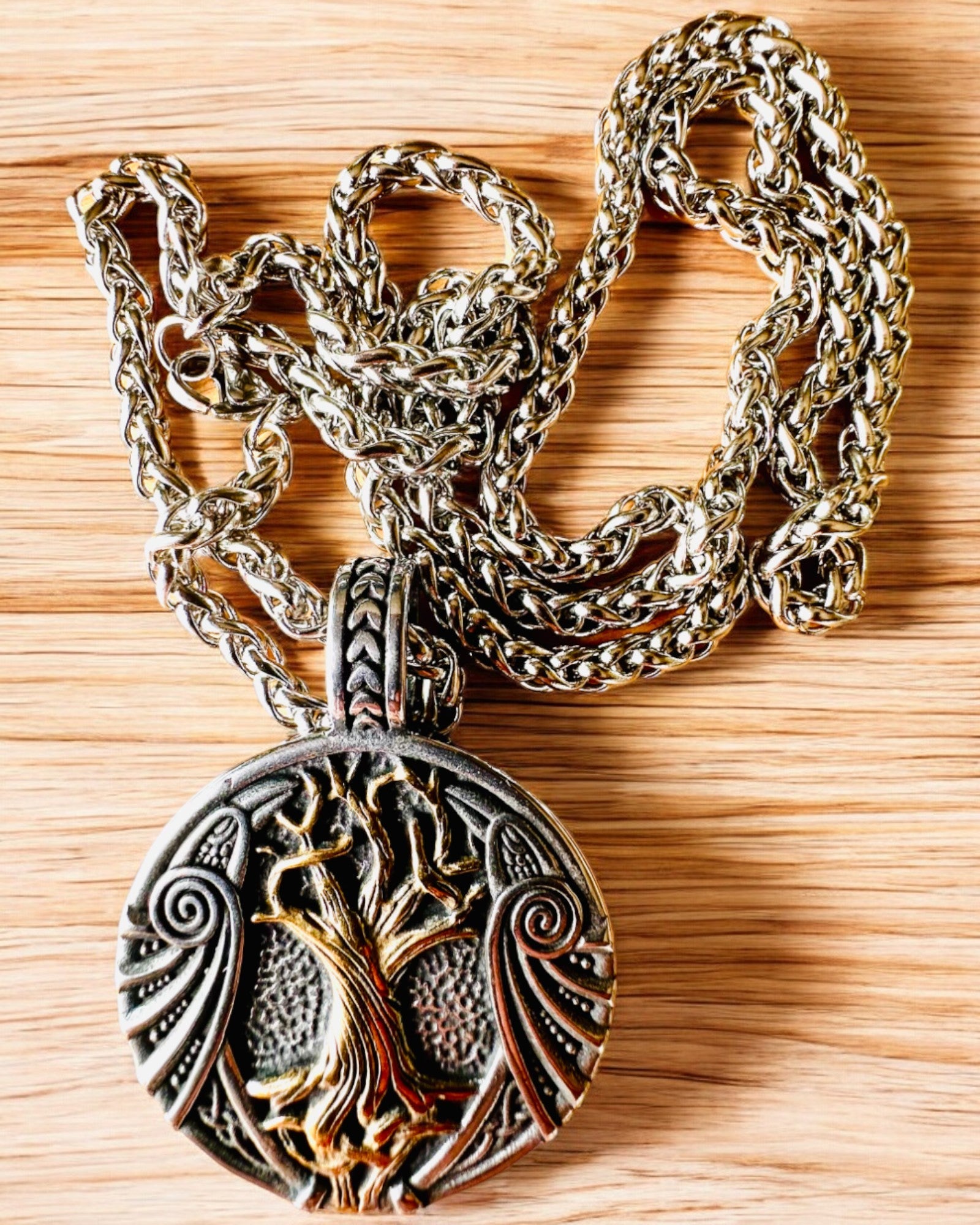 Ketting "Levensboom" van roestvrij staal met personalisatie, met het symbool Aegishjalmur, (Helm van Ontzag)