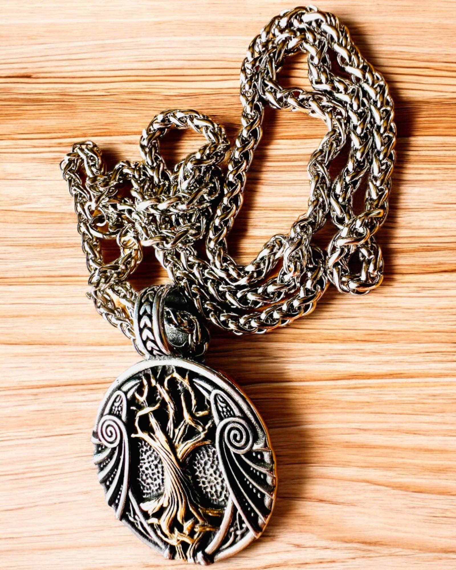 Ketting "Levensboom" van roestvrij staal met personalisatie, met het symbool Aegishjalmur, (Helm van Ontzag)