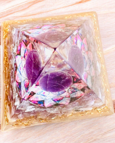 Orgonitische Energetische Piramide "Amethyst Star" met amethistkristallen