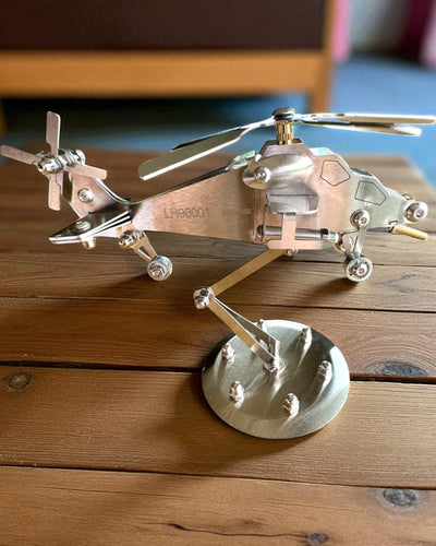 Metalen Model Helikopter „SkyRider” – Verstelbare Bureaustandaard met gepersonaliseerde gravure als cadeau