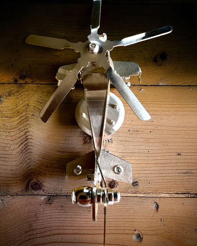 Metalen Model Helikopter „SkyRider” – Verstelbare Bureaustandaard met gepersonaliseerde gravure als cadeau