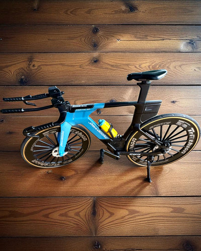 Miniatuurmodel van een triatlonfiets "SpeedStorm 1.2" personalisatie met gravure als cadeau