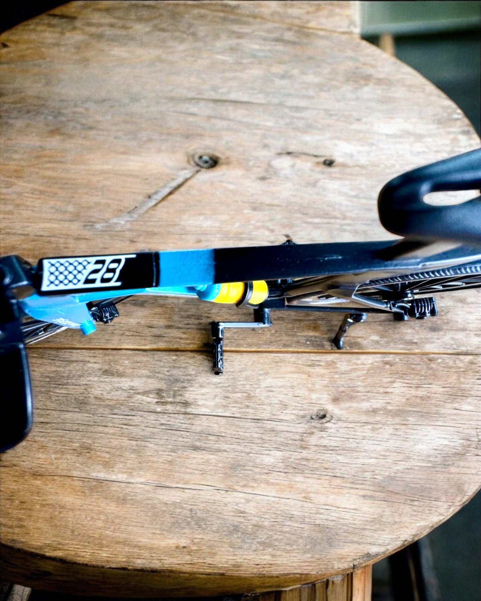 Miniatuurmodel van een triatlonfiets "SpeedStorm 1.2" personalisatie met gravure als cadeau