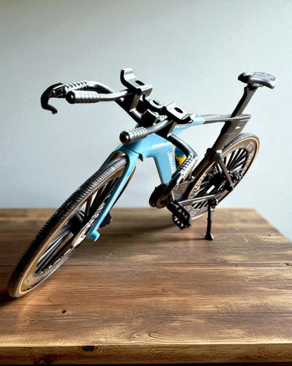 Miniatuurmodel van een triatlonfiets "SpeedStorm 1.2" personalisatie met gravure als cadeau