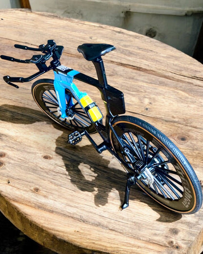 Miniatuurmodel van een triatlonfiets "SpeedStorm 1.2" personalisatie met gravure als cadeau