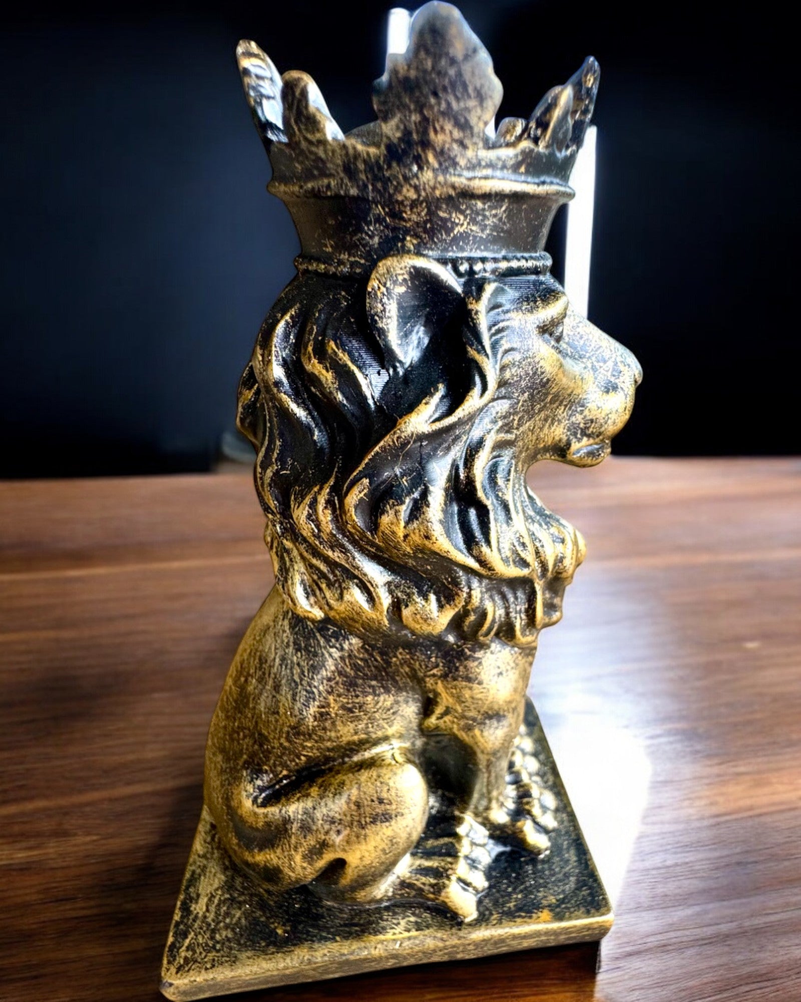 De Leeuwenkoning – Compacte decoratieve figuur van 14,5 cm met graveeroptie als cadeau