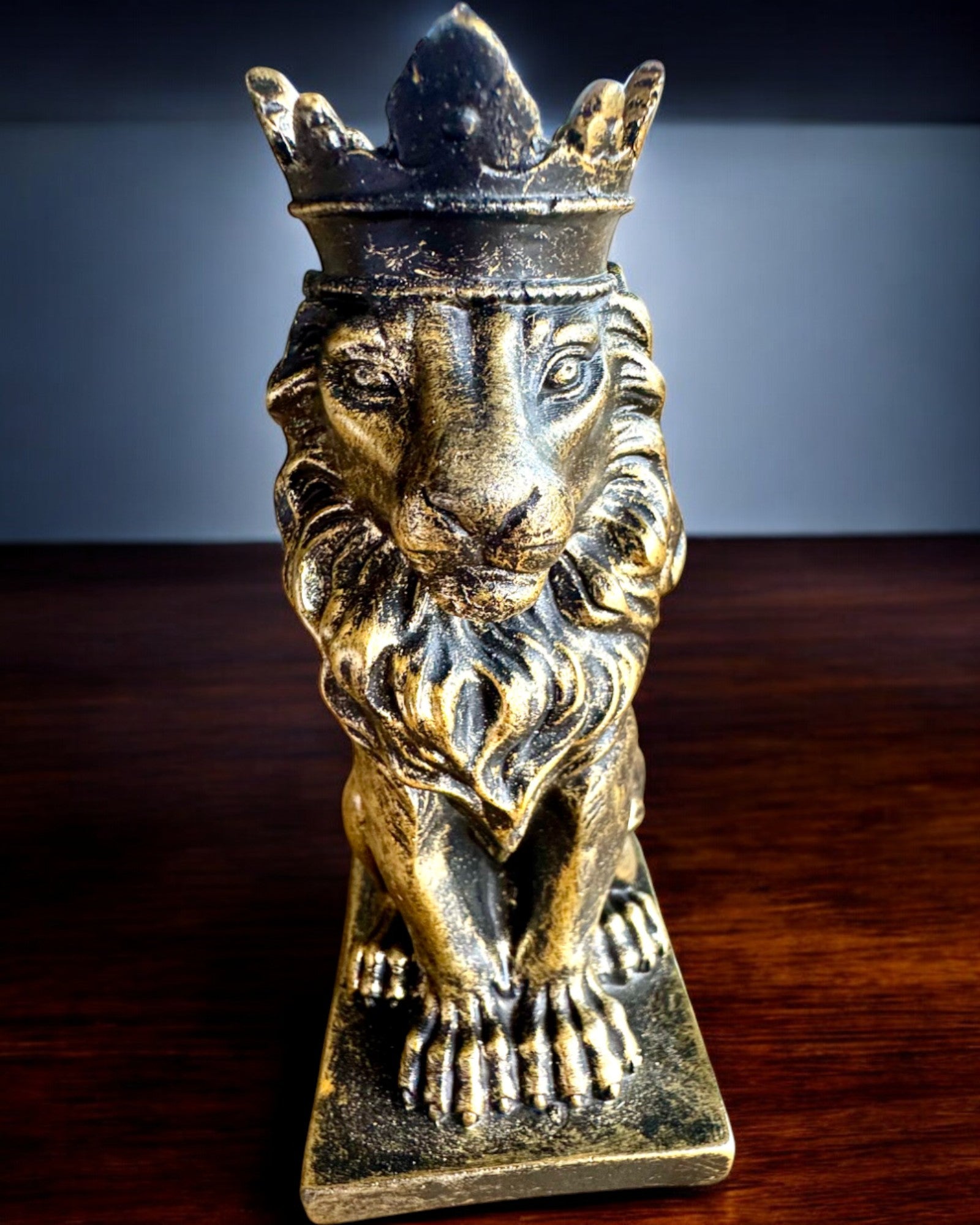 De Leeuwenkoning – Compacte decoratieve figuur van 14,5 cm met graveeroptie als cadeau