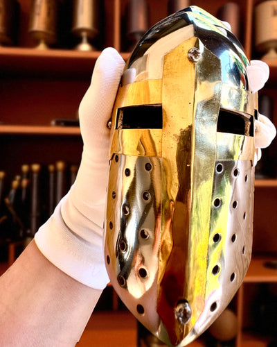 Mini Ridderhelm „Guardian” van messing – handgemaakt, 12 cm, mogelijkheid tot personalisatie met gravure als cadeau