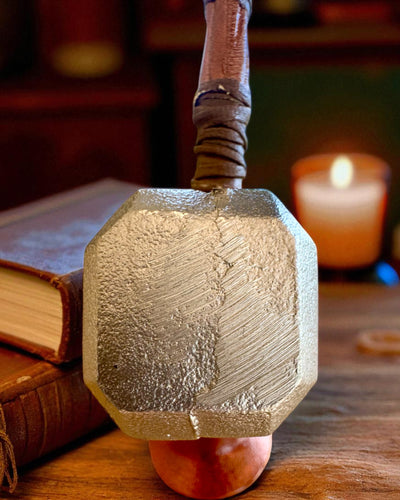Storm Relic – decoratieve hamer met basis, 26 cm, handgemaakt, mogelijkheid tot personalisatie met gravure als cadeau