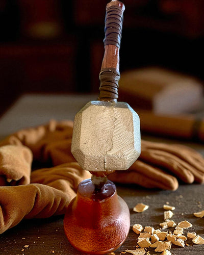 Storm Relic – decoratieve hamer met basis, 26 cm, handgemaakt, mogelijkheid tot personalisatie met gravure als cadeau