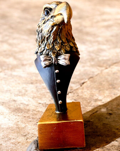 Beeldje van de Adelaarskop Büffel Warden – in Elegante Rokjas met Gravure-optie als cadeau