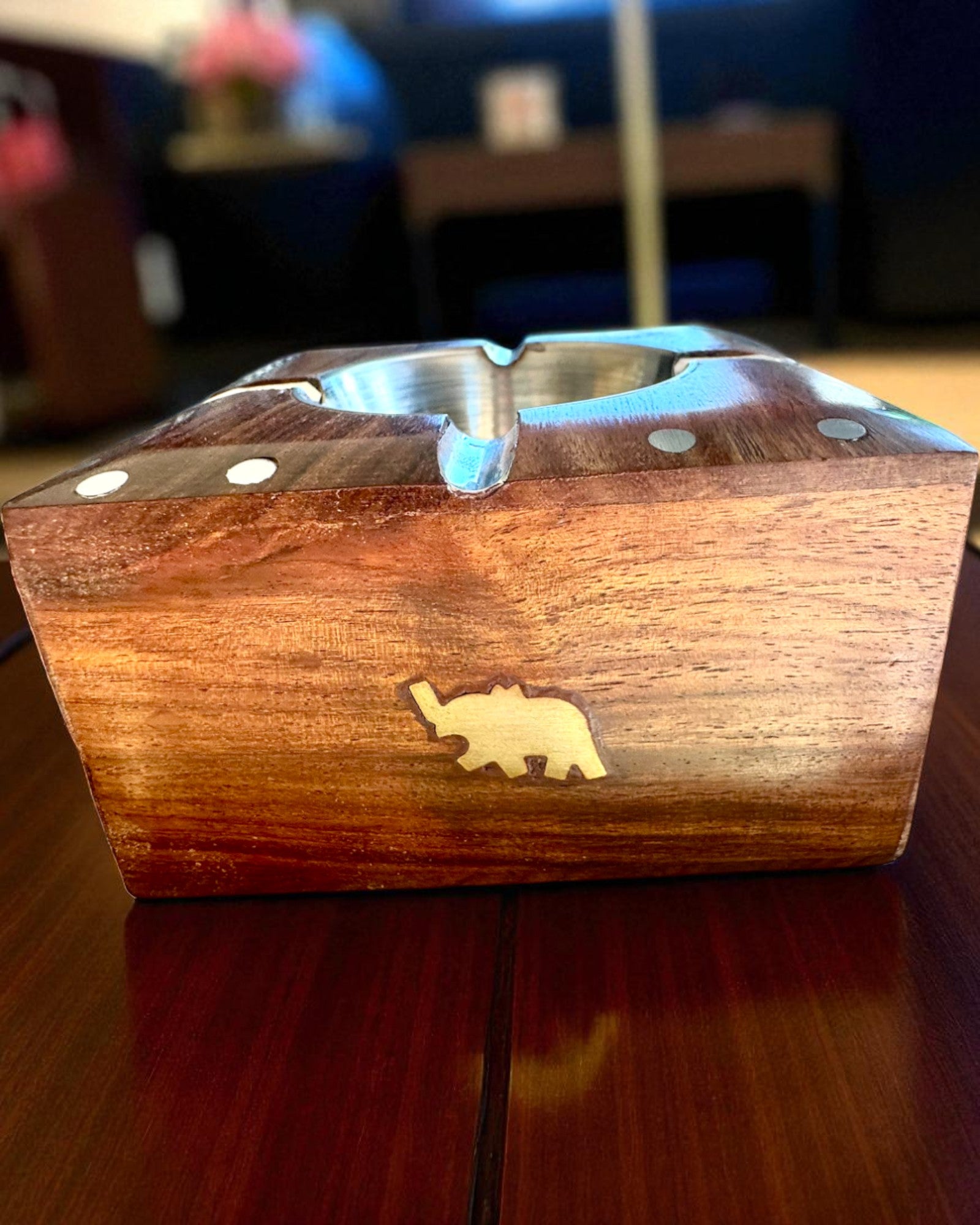 Rhino – Handgemaakte asbak van Shisham-hout en messing, 11 cm breed, mogelijkheid tot personalisatie met gravure