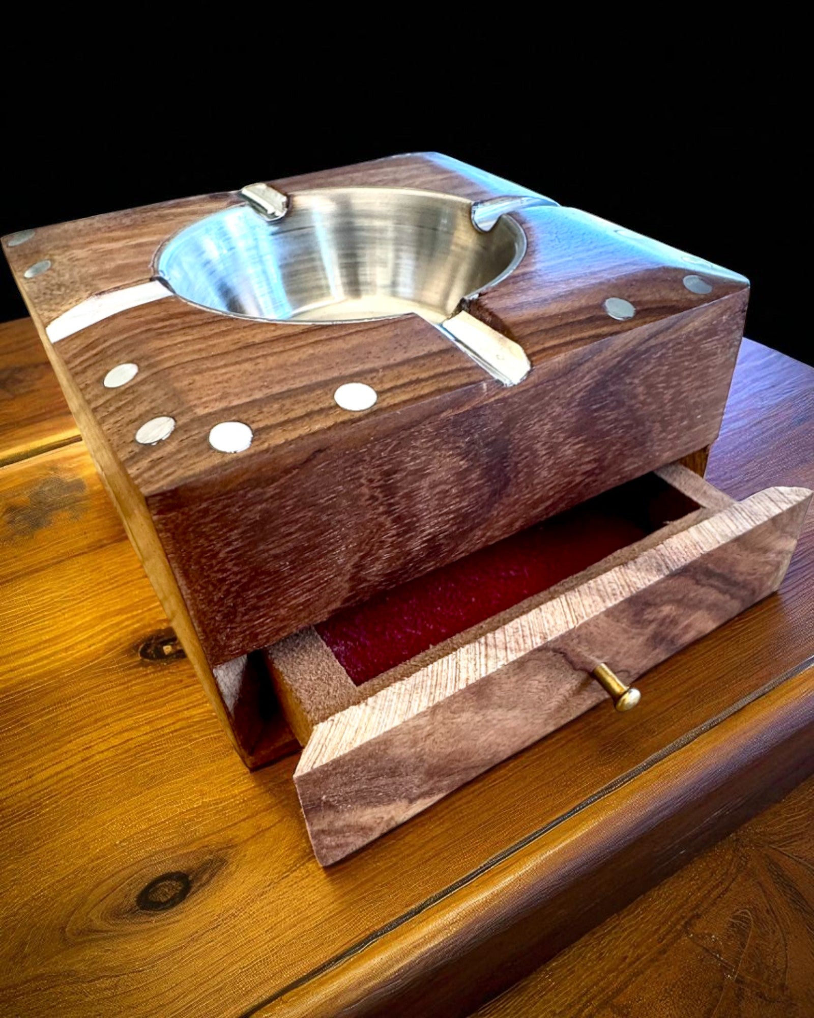 Rhino – Handgemaakte asbak van Shisham-hout en messing, 11 cm breed, mogelijkheid tot personalisatie met gravure