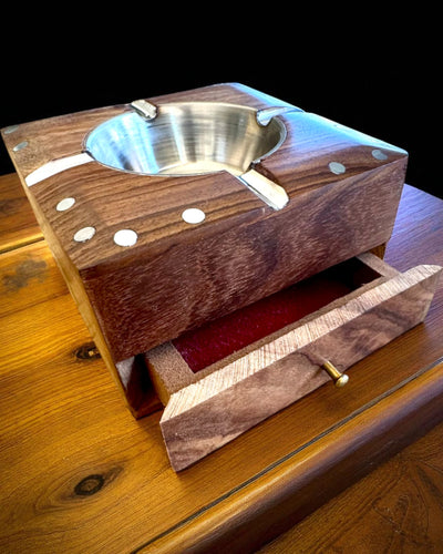 Rhino – Handgemaakte asbak van Shisham-hout en messing, 11 cm breed, mogelijkheid tot personalisatie met gravure