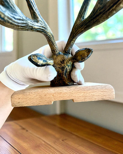 Kapstok van messing Hert Bewaker, handgemaakt, mogelijkheid tot personalisatie met gravure op hout