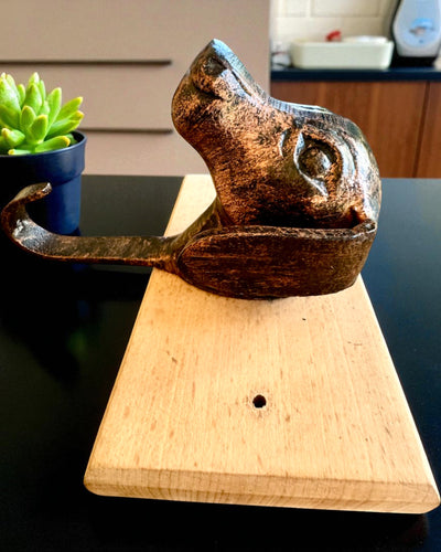 Messing kapstok Hond Vriend, handgemaakt, mogelijkheid tot personalisatie met gravure op hout