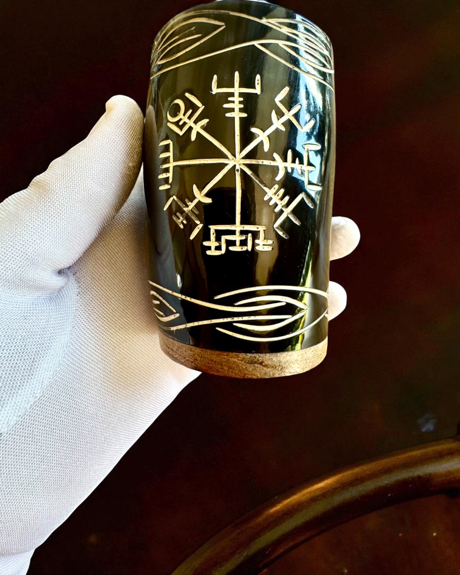Valknut Handgemaakt kleine beker van buffelhoorn met Noorse symbolen, mogelijkheid tot personalisatie als cadeau met gravure