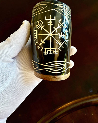 Valknut Handgemaakt kleine beker van buffelhoorn met Noorse symbolen, mogelijkheid tot personalisatie als cadeau met gravure
