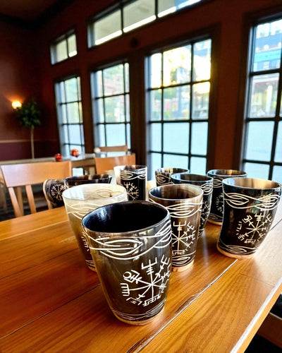 Valknut Handgemaakt kleine beker van buffelhoorn met Noorse symbolen, mogelijkheid tot personalisatie als cadeau met gravure