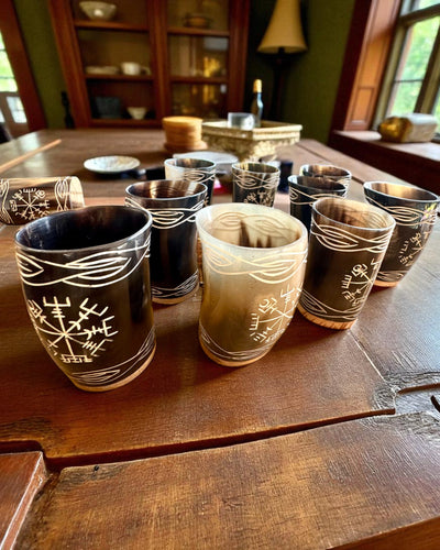 Valknut Handgemaakt kleine beker van buffelhoorn met Noorse symbolen, mogelijkheid tot personalisatie als cadeau met gravure