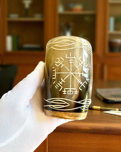 Valknut Handgemaakt kleine beker van buffelhoorn met Noorse symbolen, mogelijkheid tot personalisatie als cadeau met gravure