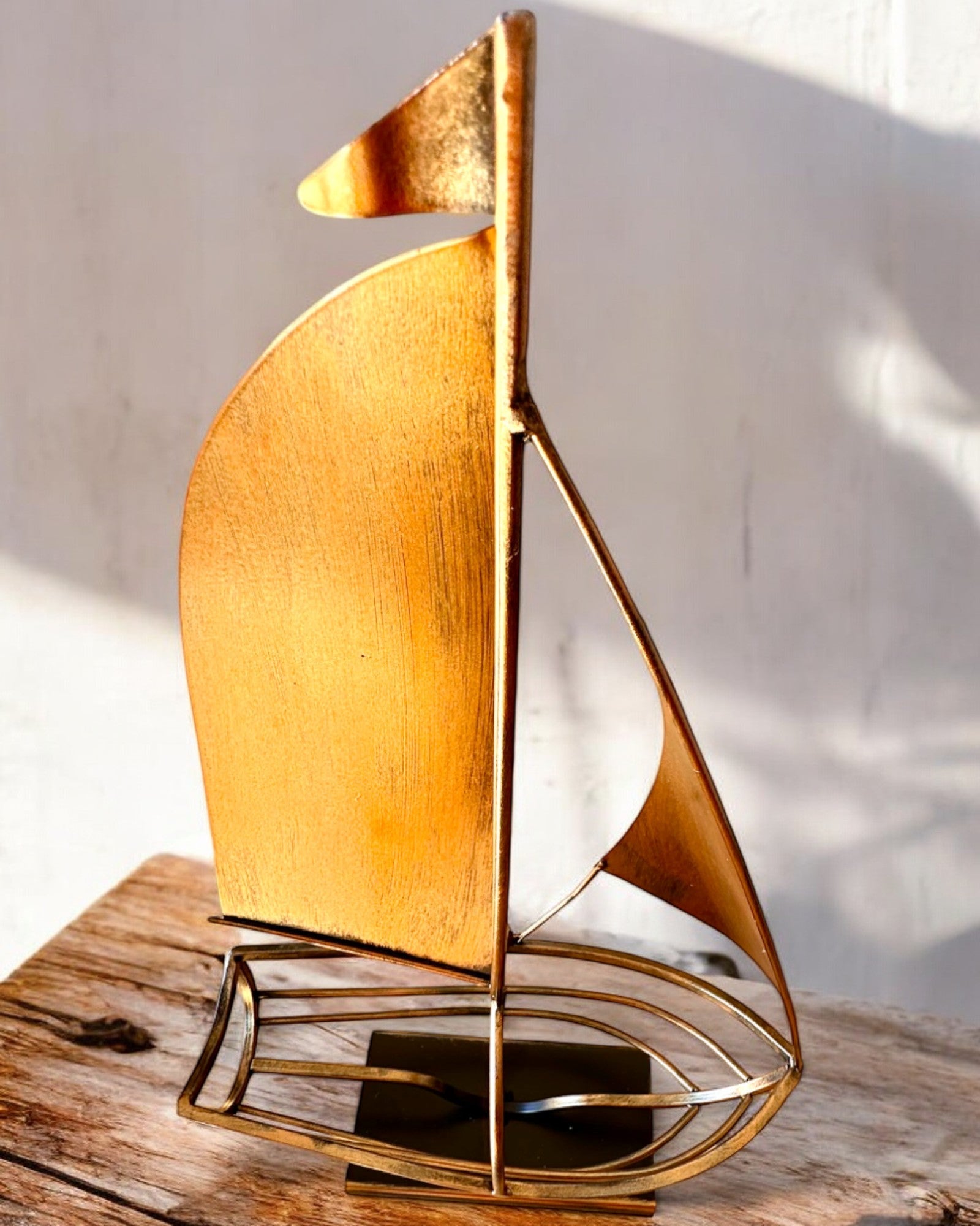 Metalen Wijnrek 45 cm hoog, "Zeilende Fantasie" - in de Vorm van een Zeilschip met de Mogelijkheid tot Graveren als cadeau
