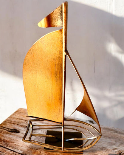 Metalen Wijnrek 45 cm hoog, "Zeilende Fantasie" - in de Vorm van een Zeilschip met de Mogelijkheid tot Graveren als cadeau