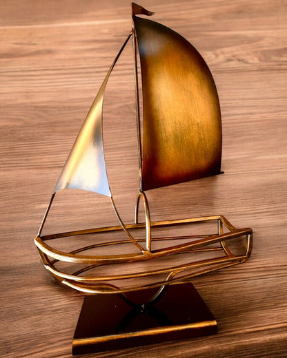 Metalen Wijnrek 45 cm hoog, "Zeilende Fantasie" - in de Vorm van een Zeilschip met de Mogelijkheid tot Graveren als cadeau