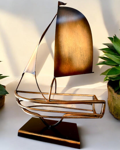 Metalen Wijnrek 45 cm hoog, "Zeilende Fantasie" - in de Vorm van een Zeilschip met de Mogelijkheid tot Graveren als cadeau